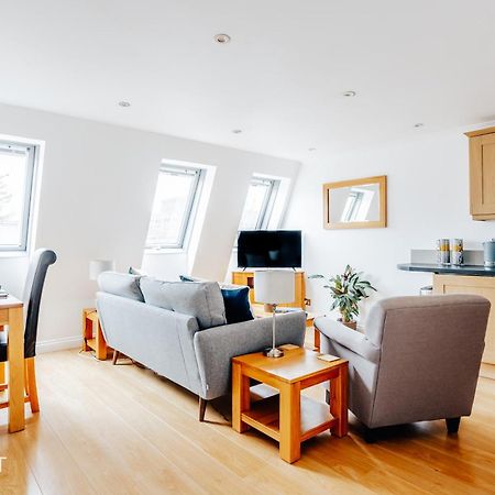 Central 3 Bed Apartment At Regents Court, Newbury نيوبري المظهر الخارجي الصورة