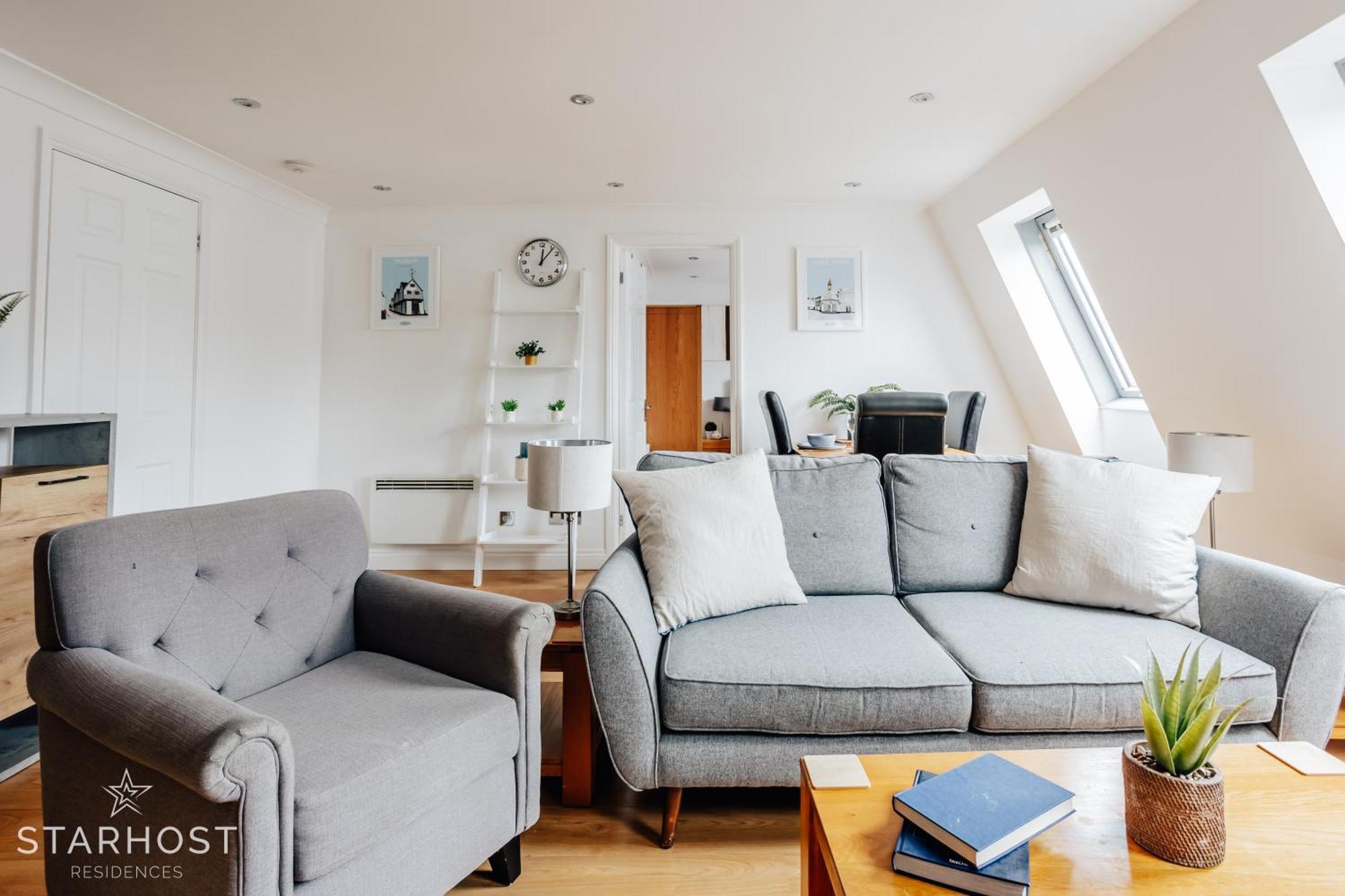 Central 3 Bed Apartment At Regents Court, Newbury نيوبري المظهر الخارجي الصورة